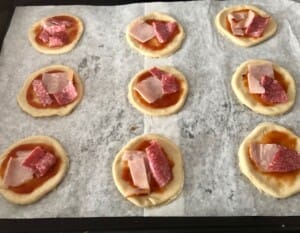 nakładanie wędliny na imprezowe pizzerinki