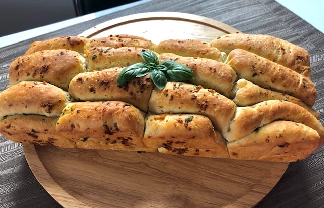 odrywany chlebek czosnkowy na grilla