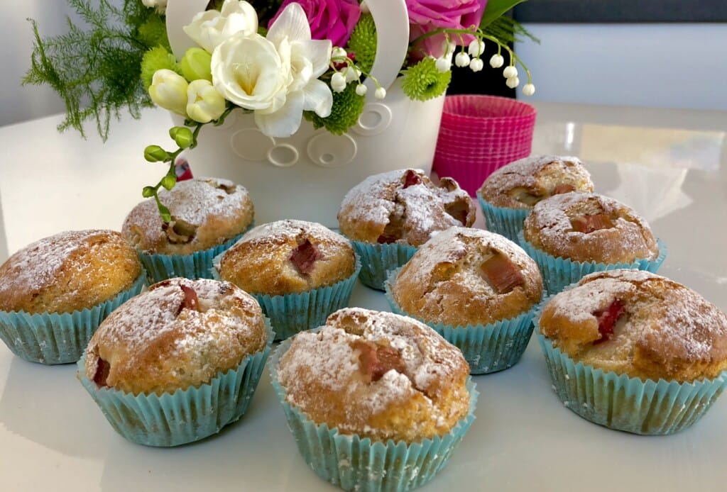 jogurtowe muffinki z rabarbarem
