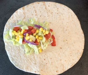 Domowa tortilla z przygotowanymi warzywami