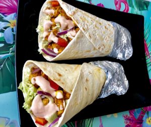 Gotowa tortilla z gyrosem do podania