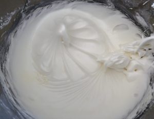masa do sernika bez sera przygotowana z piany i budyniu