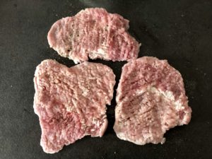 Przygotowane kruche kotlety schabowe przed marynowaniem