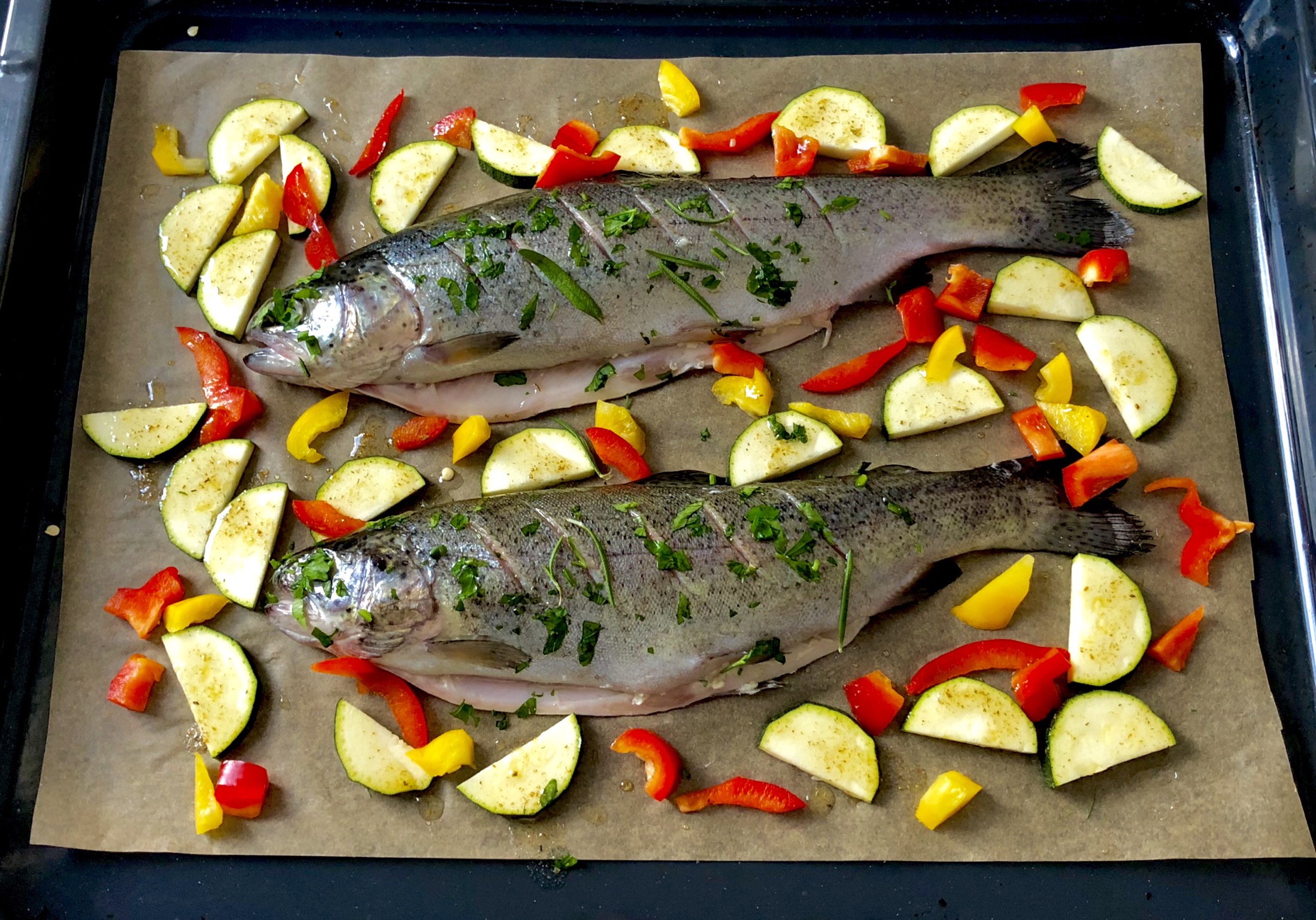 pstrąg z masłem i pietruszką