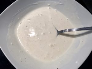 Sos do sałatki z brokułami przygotowany w miseczce