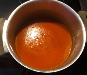 Przygotowanie sosu do zapiekanki gołąbkowej z mięsem mielonym.