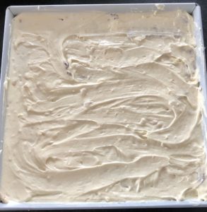 Kolejne warstwy ciasta chałwowiec bez pieczenia.