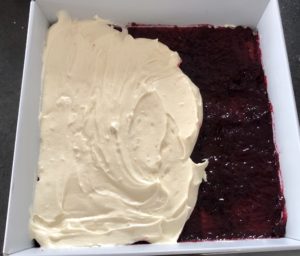 Druga warstwa kremu w cieście chałwowiec.