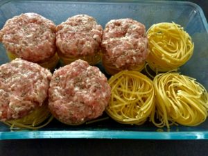 Makaronowe gniazda przed dodaniem mięsa mielonego