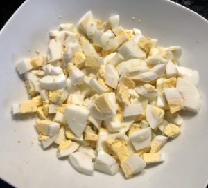 Pokrojone jajka do sałatki z pysznym sosem