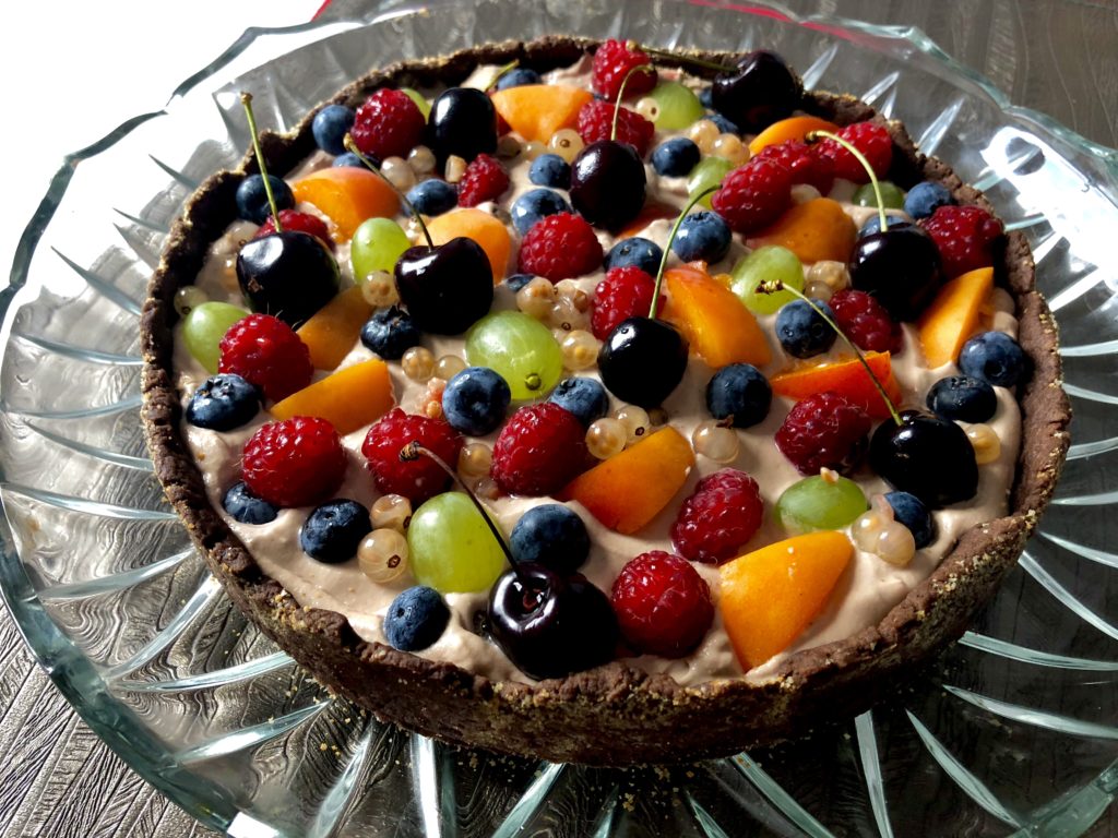 Tarta z kremem i owocami