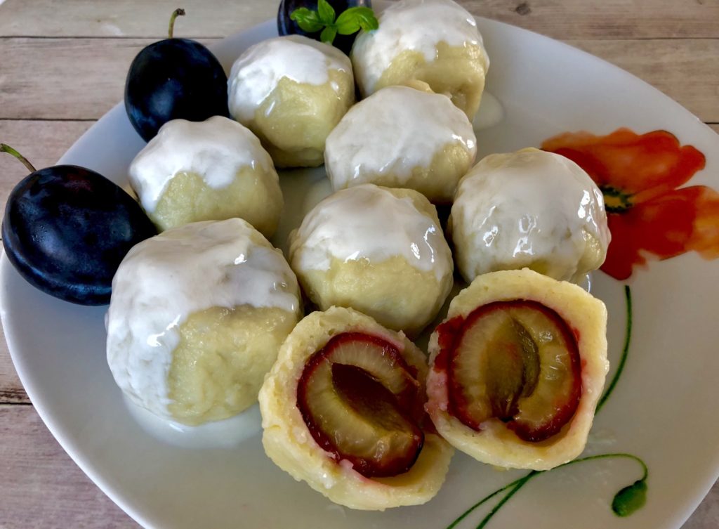 Knedle ze śliwkami posypane aromatycznym cynamonem.