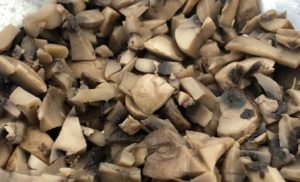 Pieczarki pokrojone w kostkę do farszu na pierożki ukraińskie