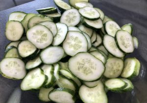 ogórki pokrojone w plasterki do salatki