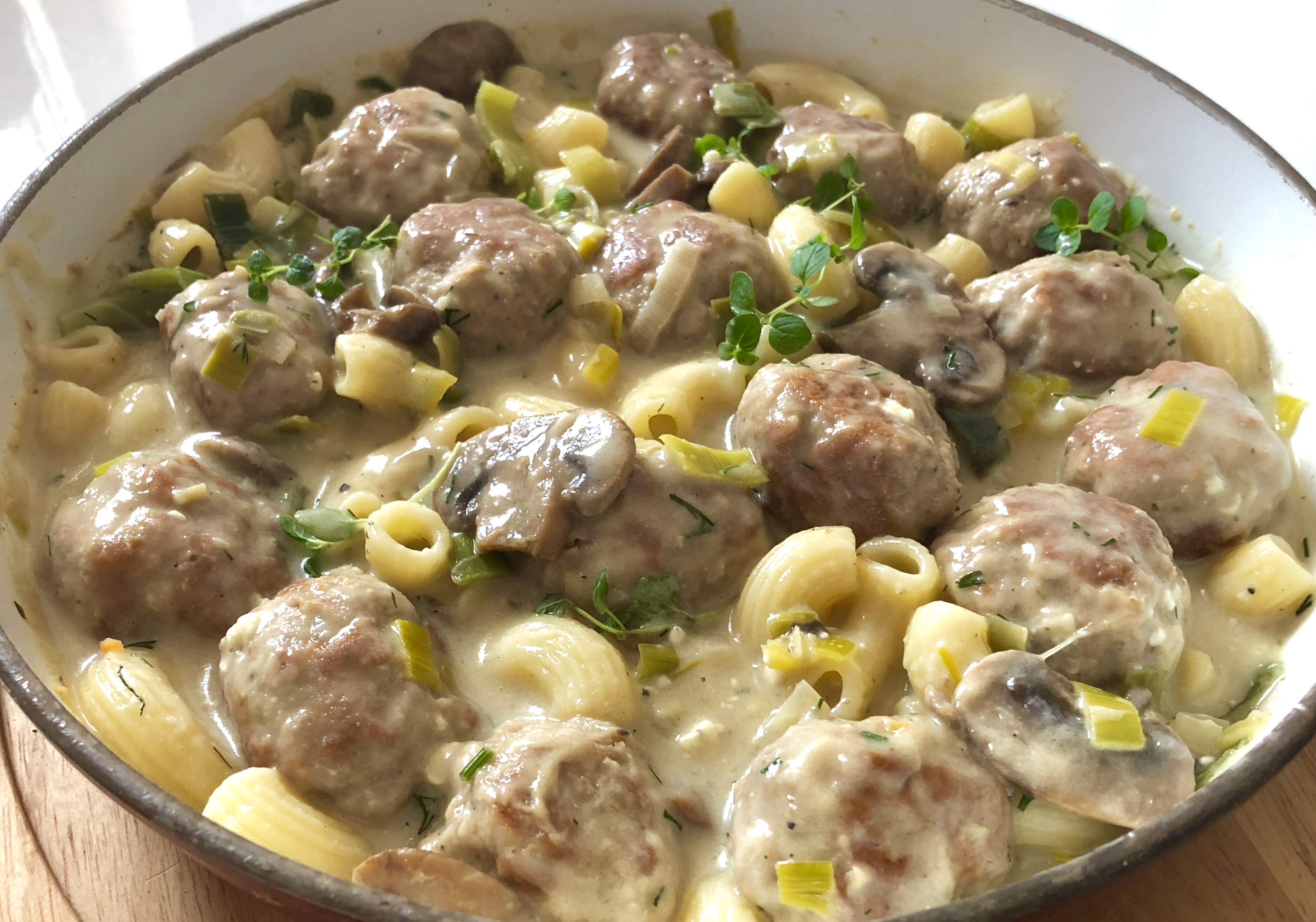 makaron z klopsikami w sosie pieczarkowo porowym