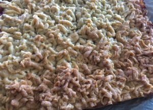 Pieczenie kruchego ciasta ze śliwkami i budyniem