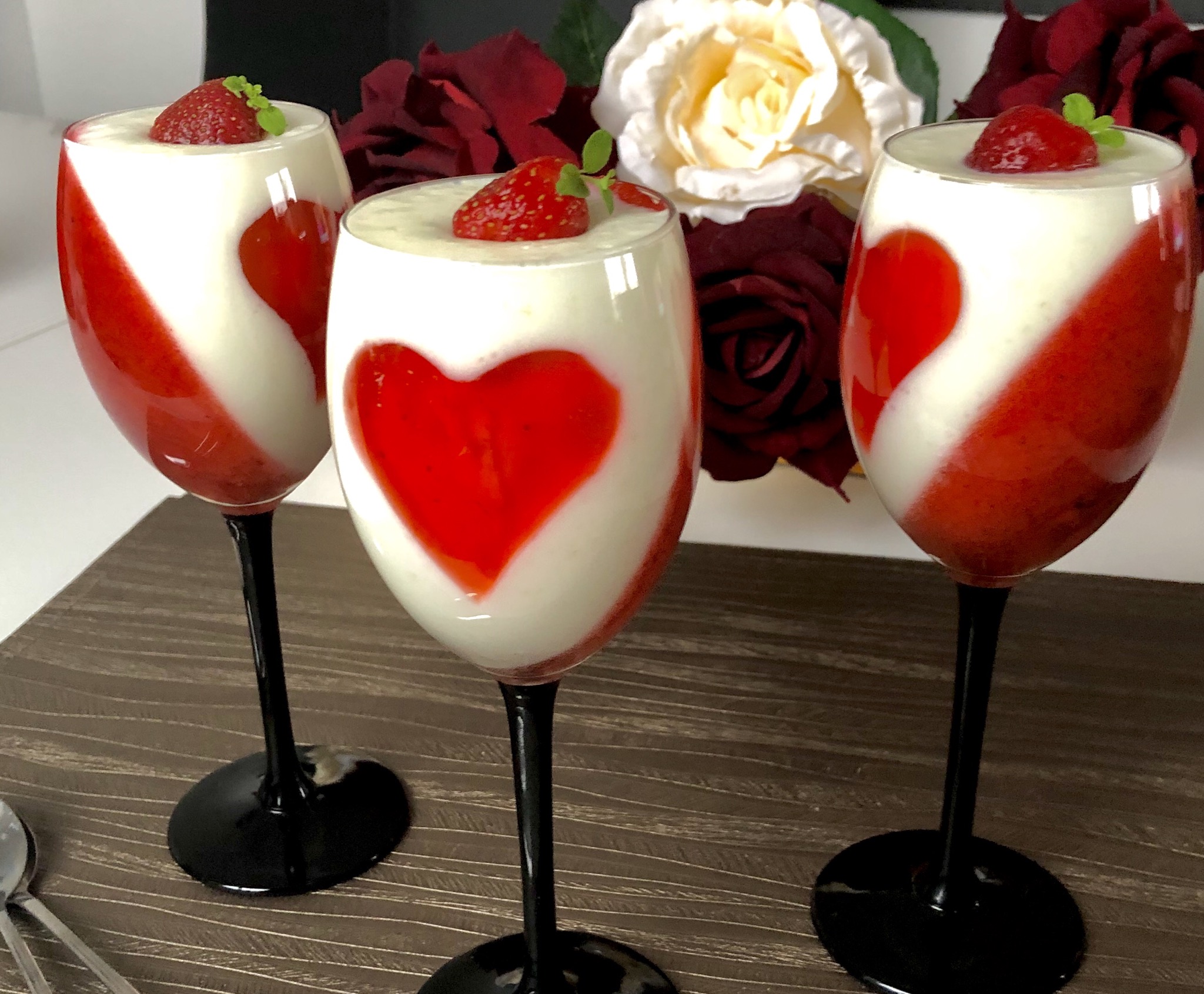 panna cotta z musem truskawkowym
