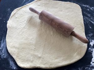 rozwałkowane ciasto na pączki