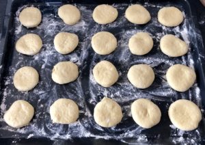 uformowane pączki z ziemniaków przed smażeniem