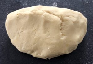Przygotowanie kruchego spodu do ciasta piankowiec z malinami