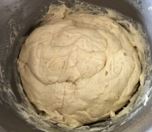 wyrabianie ciasta na pączki z ziemniaków