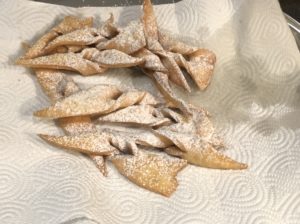 ekstra kruche faworki posypane cukrem pudrem