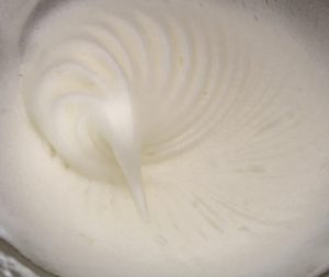 przygotowanie biszkoptu do ciasta czarny las