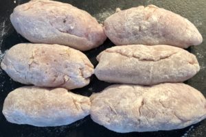Roladki drobiowe z boczkiem obtoczone w mące