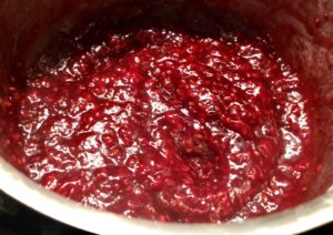 Gotowanie malinowej frużeliny do piankowca z malinami