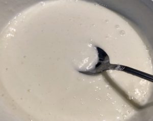 Przygotowanie kremu do jogurtowej panna cotta