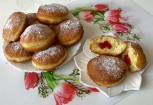 gotowe pączki ziemniaczane z cukrem pudrem