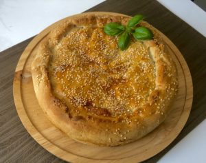 pieczenie ciasto cheeseburger w tortownicy w piekarniku