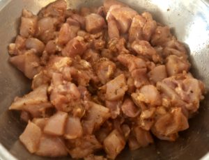 Kurczak pokrojony i doprawiony przyprawą gyros Przygotowanie kurczaka do zupy gyros z kurczakiem