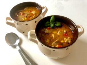 Gotowa zupa gyros podana na talerzu Gotowa zupa gyros z kurczakiem – aromatyczna i sycąca propozycja na obiad