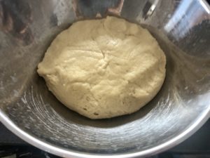 wyrabianie ciasta na szybkie drożdżówki z makiem