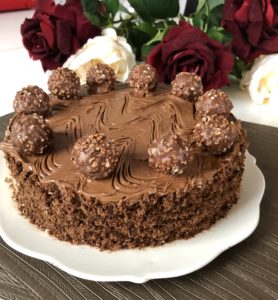 Dekoracja torcika ferrero rocher pralinkami