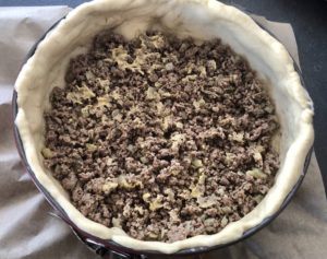 farsz na cieście cheeseburger mięso i musztarda