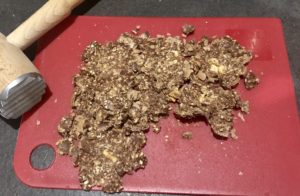 Rozgniatanie pralinek do kremu torcik rocher