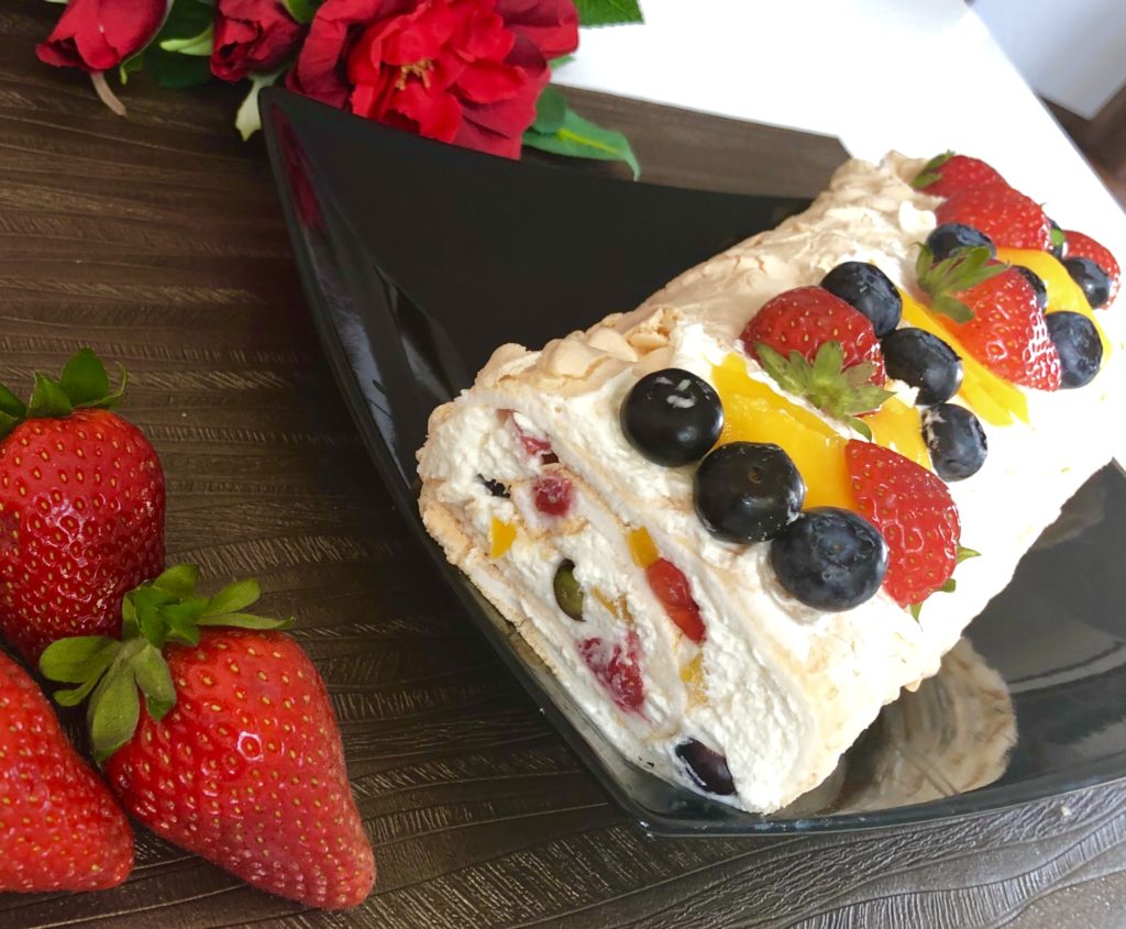 rolada bezowa z mascarpone i owocami