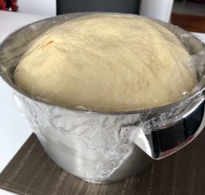 Ciasto drożdżowe wyrastające w misce