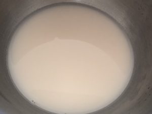Przygotowanie zaczynu na odrywane bułeczki czosnkowo ziołowe.