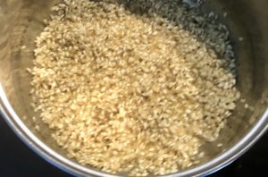 Przygotowanie ryżu do risotto ze szparagami z dodatkiem przypraw i masła