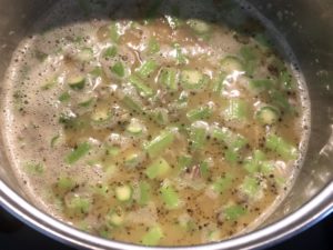Gotowanie ryżu i szparagów podczas przygotowania risotto