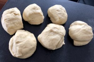 Podział ciasta drożdżowego na porcje