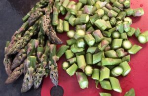 Pokrojone zielone szparagi do risotto ze szparagami