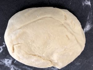 Wyrabianie ciasta drożdżowego na rogaliki maślane