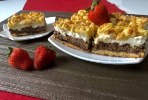 Gotowe ciasto pleśniak z rabarbarem