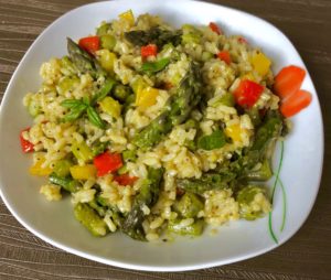 Gotowe risotto z zielonymi szparagami po doprawieniu