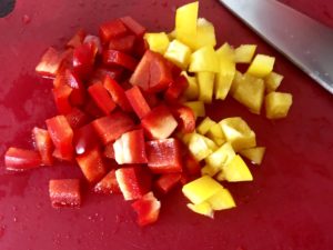 Pokrojona papryka jako składnik risotto ze szparagami