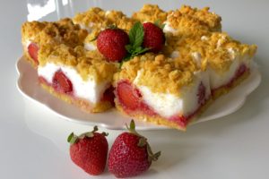 kruche ciasto z truskawkami i bezą